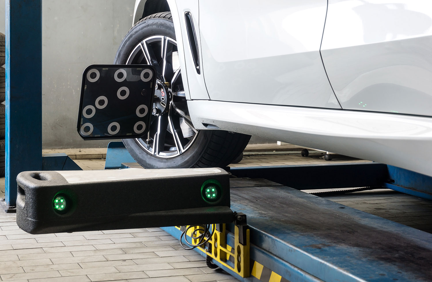 Digital wheel alignment tools performing an alignment